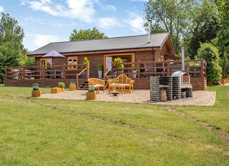 Honeysuckle Lodge, Hadleigh has a hot tub