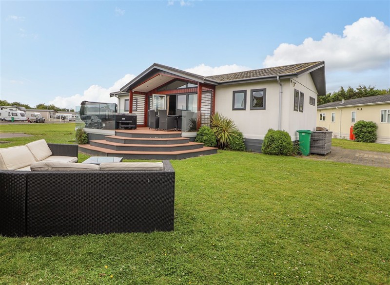 Honeysuckle Lodge, Towyn, Conwy has a hot tub