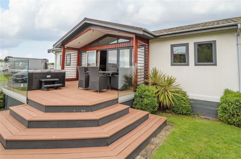 Honeysuckle Lodge, Towyn, Conwy sleeps 6 people