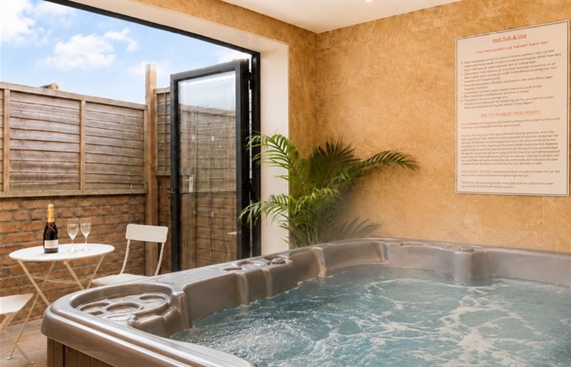 The hot tub at 127 Columbus Ravine, Scarborough, North Yorkshire