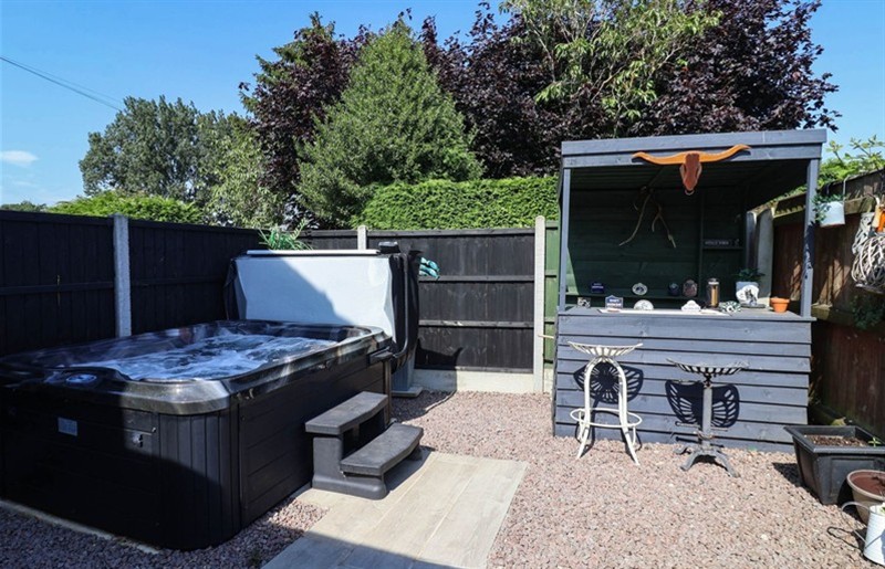 The hot tub at 3 Mill Lane, Keelby, Lincolnshire