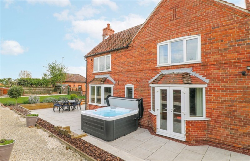 The hot tub at Brecks Cottage, Moorhouse near Tuxford, Nottinghamshire