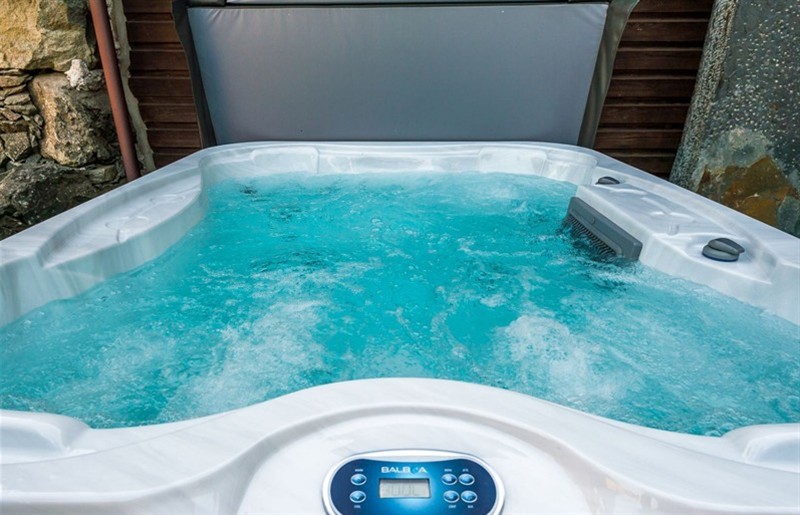 The hot tub at Idris Barn, Dolgellau, Parc Cenedlaethol Eryri / Snowdonia National Park