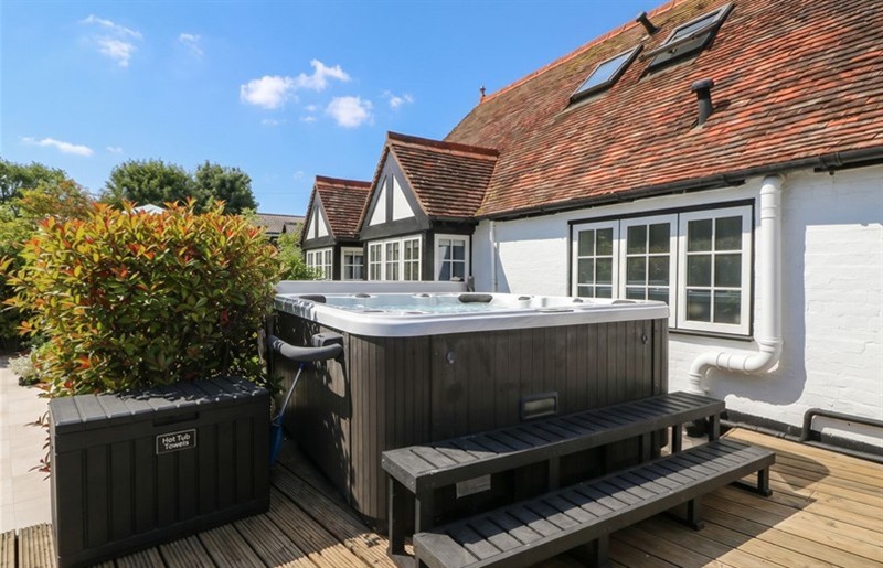 The hot tub at Island Cottage Rod Eyot, Henley-On-Thames, Berkshire