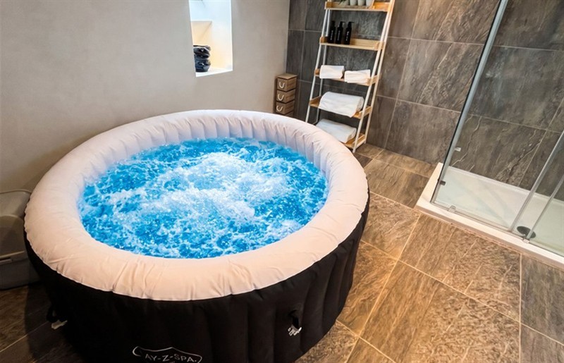 The hot tub at Lakeside House, Welford-On-Avon, Central England