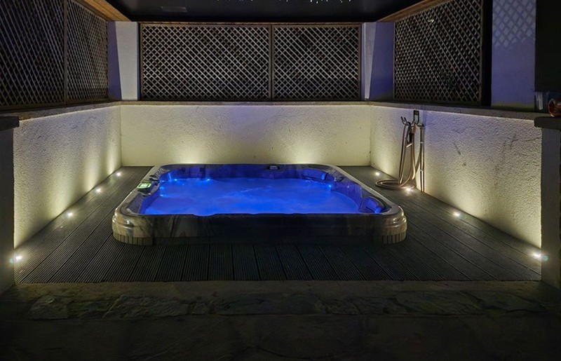 The hot tub at Mayflower Cottage, Lyme Regis, Dorset