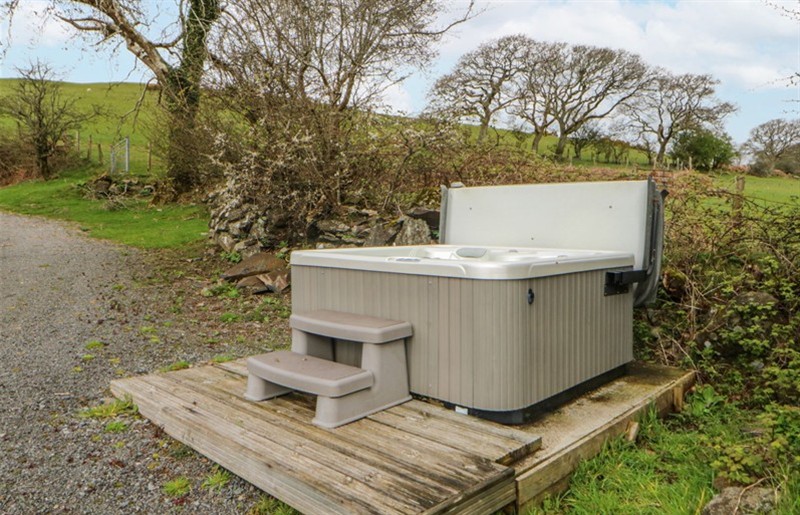 The hot tub at Nyth Dryw, near Criccieth, Gwynedd