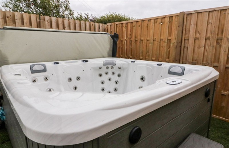 The hot tub at Seaview Wellness Retreat, Carnoustie, Angus