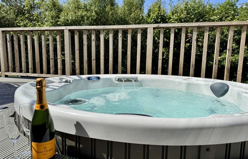 The hot tub at The Black Barnacle, Portreath, Cornwall