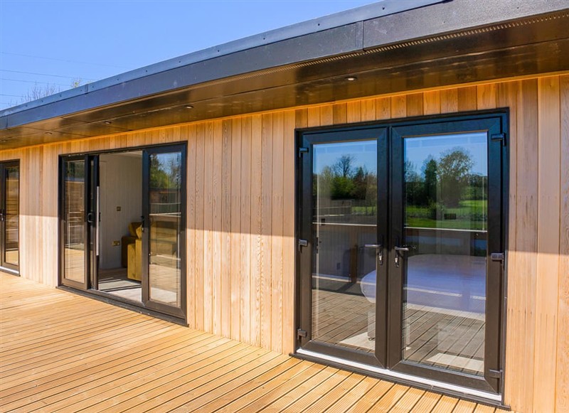 Hummingbird Lodge, Holmewood Lakes has a hot tub
