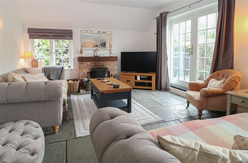 Island Cottage Rod Eyot, Henley-On-Thames, Berkshire sleeps 8 people