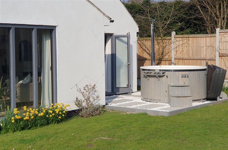 Island Retreat, Mersea Island, Essex sleeps 8 people