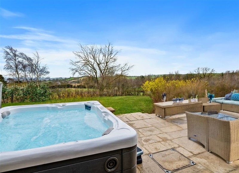 Knoll View Ranch, Shepton Mallet has a hot tub