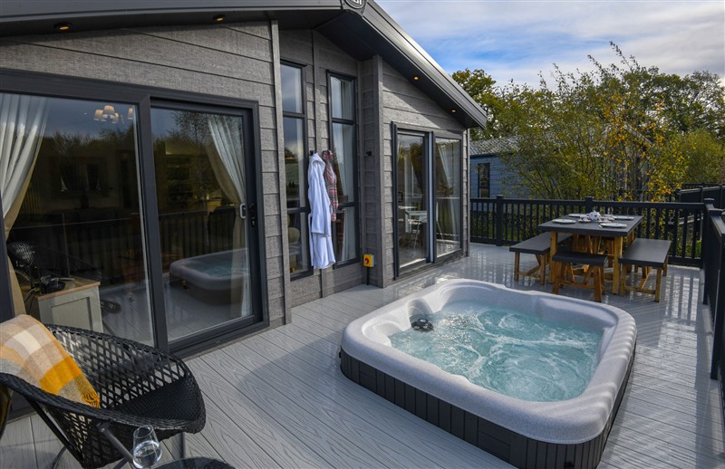 Lakewood Retreat, Woodhall Spa, Lincolnshire has a hot tub