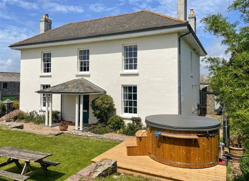 Lambside House, Holbeton has a hot tub