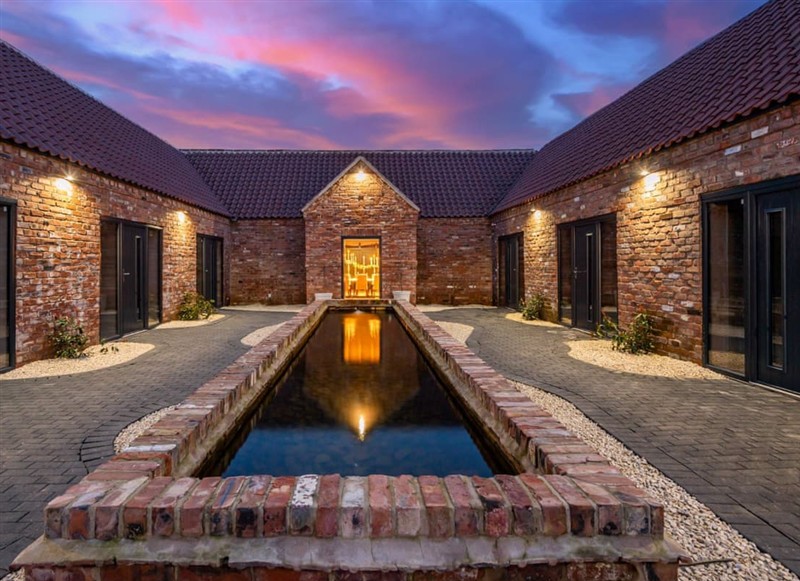 Larkspur Cottage, Sherwood Forest has a hot tub