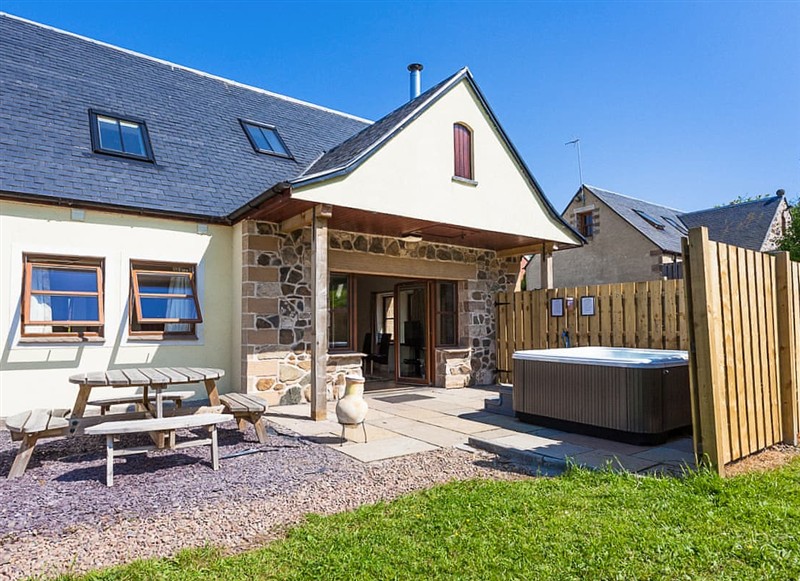 Laurel Cottage, Linlithgow has a hot tub