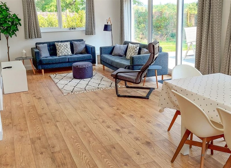 Little Dunley Cottages - Apple Lodge, Bovey Tracey has a hot tub