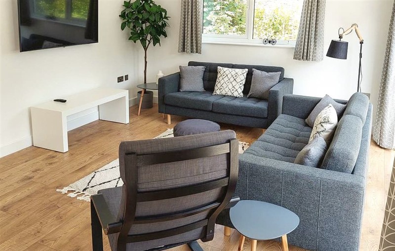 Little Dunley Cottages - Apple Lodge, Bovey Tracey sleeps 6 people