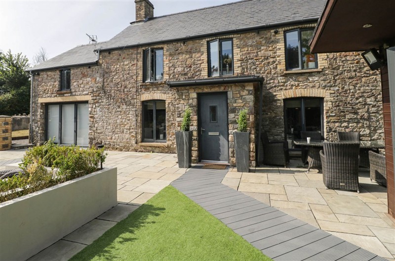 Llanfarach Farmhouse, near Pontyclun, Rhondda Cynon Taf sleeps 10 people