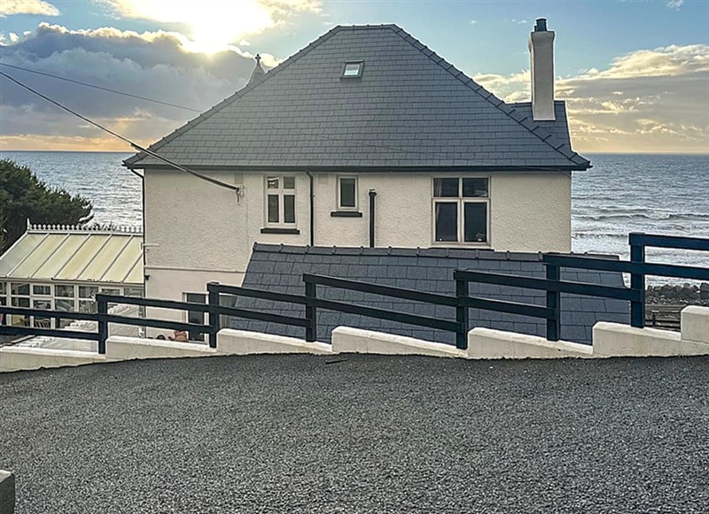 Lounge Holidays - Bryn Eglwys, Barmouth has a hot tub