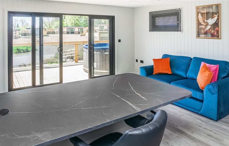 Lovebird Lodge, Bishop Auckland sleeps 2 people