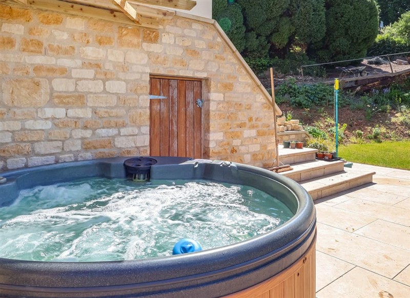 Lower Mount Orchard, Stroud has a hot tub