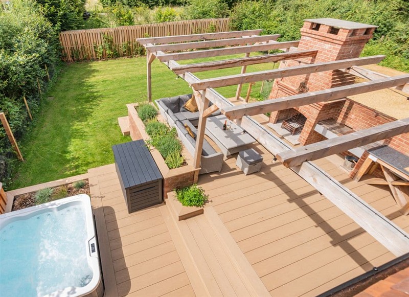 Lucky’s Stable, Chichester has a hot tub