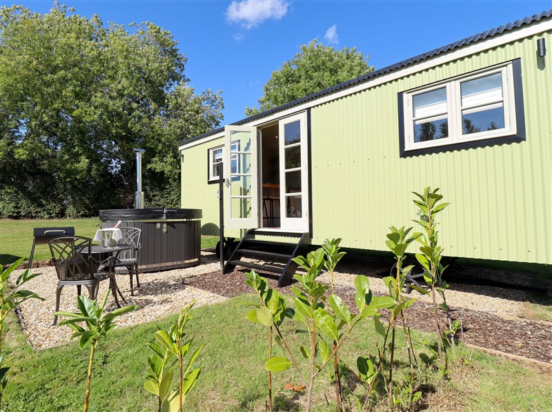 Magnolia, Ashby-cum-Fenby near Waltham, Lincolnshire has a hot tub