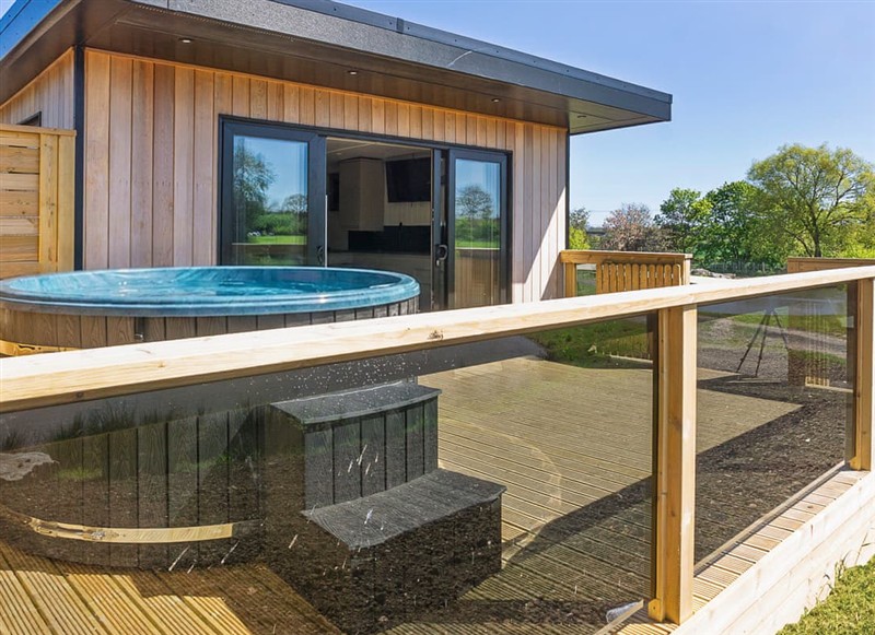 Mandarin Lodge, Bishop Auckland has a hot tub