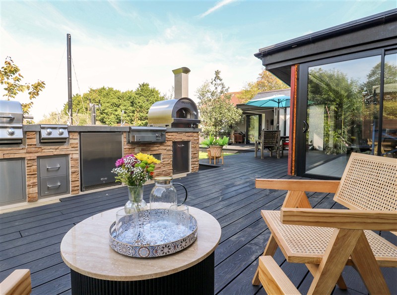 Manor Farm House, Merton near Bicester, Oxfordshire has a hot tub