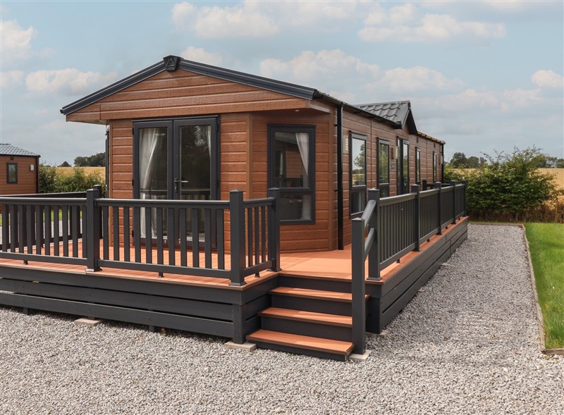 Meadows Park 4, Great Hatfield near Hornsea, East Riding of Yorkshire has a hot tub