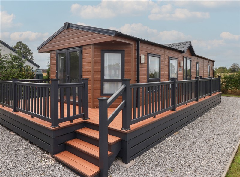 Meadows Park 5, Great Hatfield near Hornsea, East Riding of Yorkshire has a hot tub