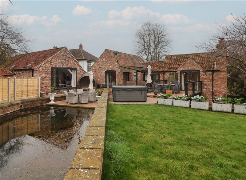 Mill Race Cottage, Foston on the Wolds near Brandesburton, East Riding of Yorkshire has a hot tub