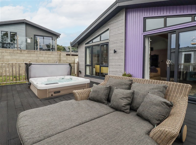 Minack Lodge, St Day, Cornwall has a hot tub