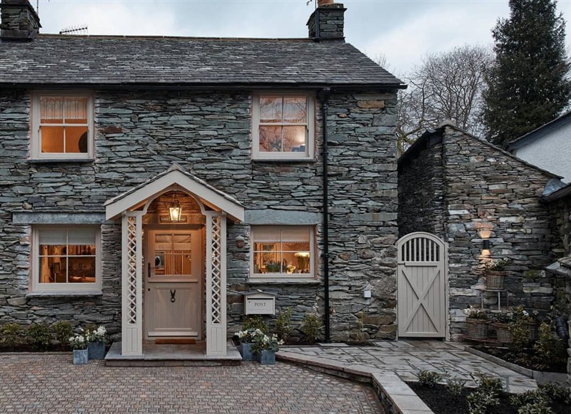 Moonhallow Cottage, Grasmere and the Langdale Valley has a hot tub