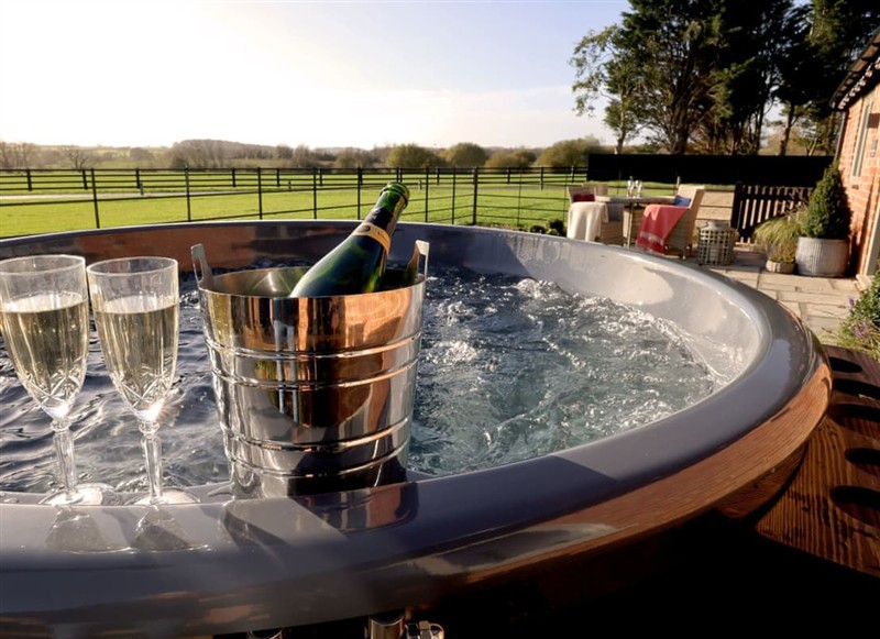 Nettlefold Cottage, Stratford-Upon-Avon has a hot tub