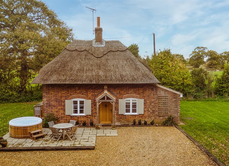 New Lane Cottage, Worstead has a hot tub