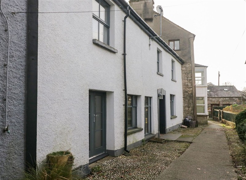 No.2 The Flags, Cartmel, Cumbria has a hot tub
