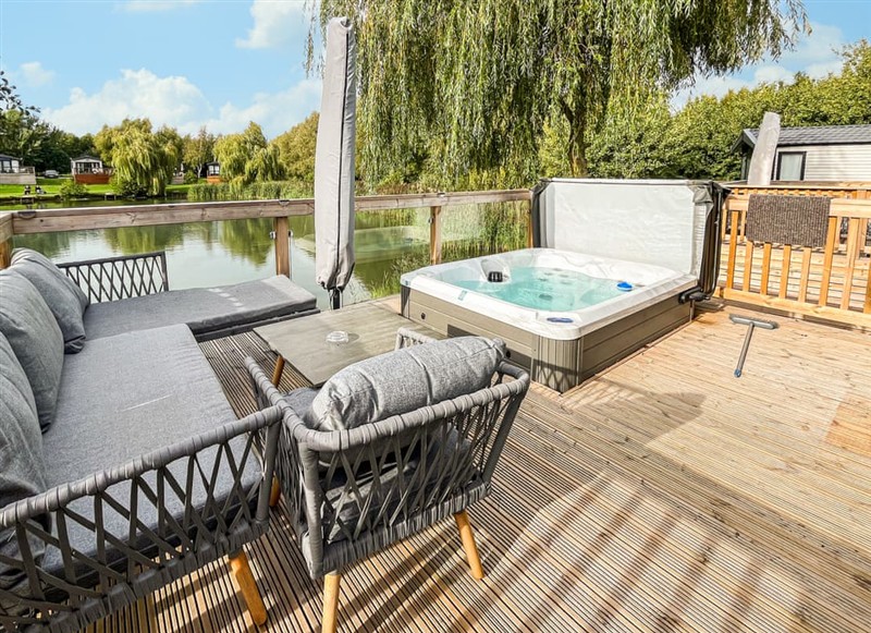 No11 Willows Bank, Claxby has a hot tub