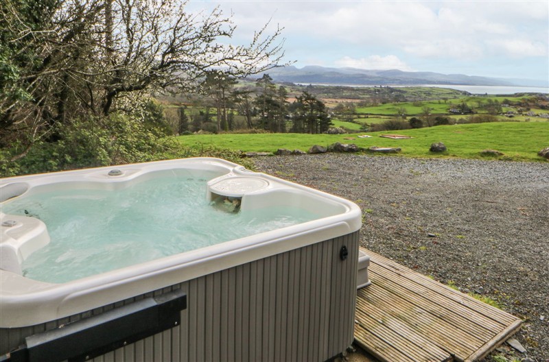 Nyth Dryw, near Criccieth, Gwynedd sleeps 2 people