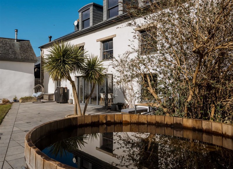 Oak Farmhouse, Watergate Bay has a hot tub