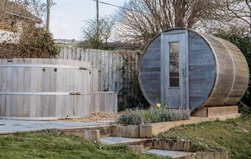 Oak Farmhouse, Watergate Bay sleeps 6 people