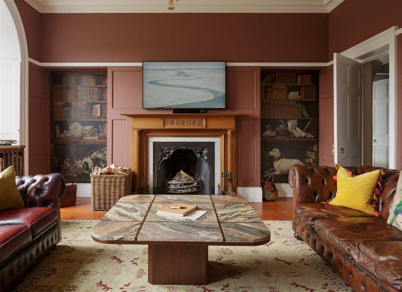 Oak House, Harewood, near Leeds has a hot tub