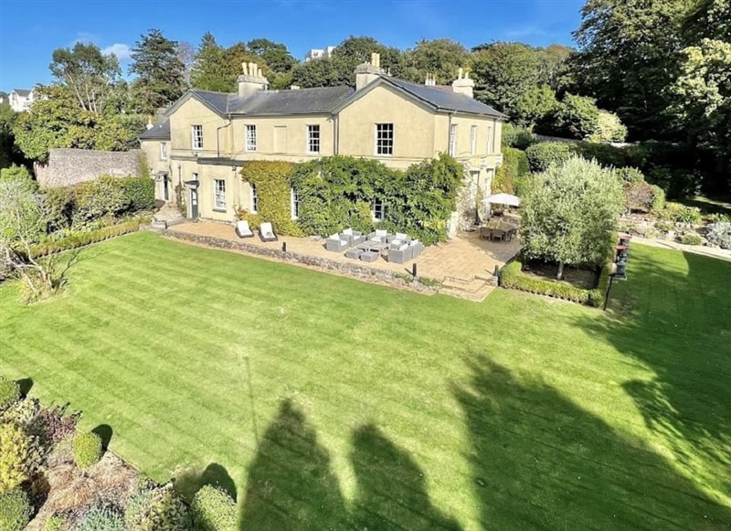 Oak Manor, Torquay has a hot tub