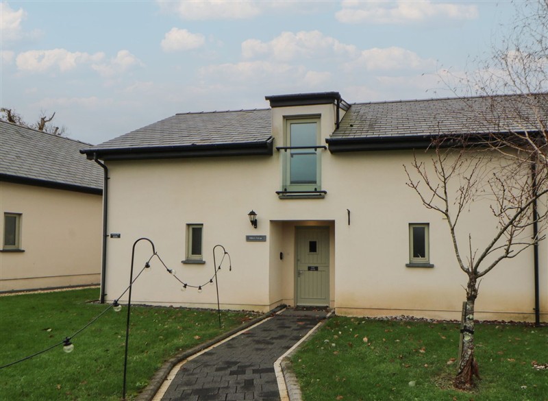 Oak Tree Cottage, Reynoldston, Swansea has a hot tub