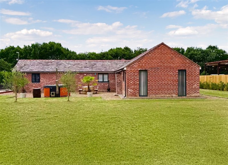 Oak View, Mold and the Clwydian Range has a hot tub