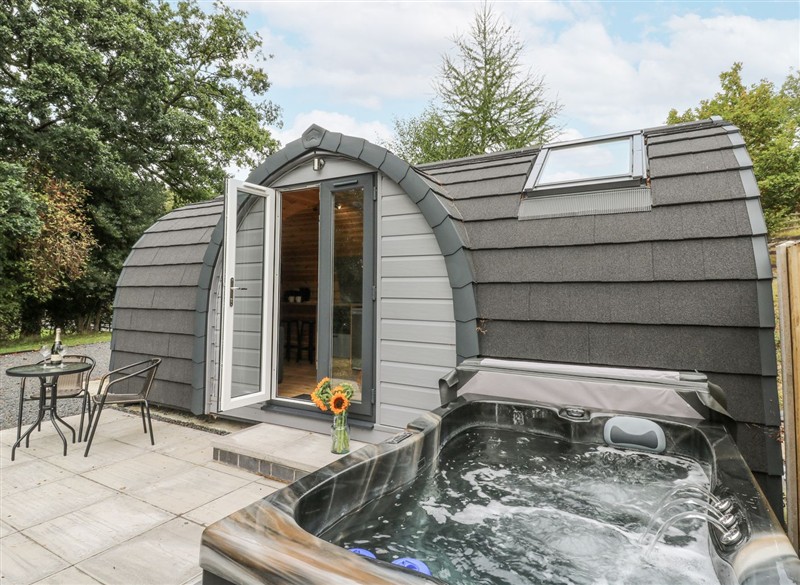 Oak View, Rhayader, Powys has a hot tub