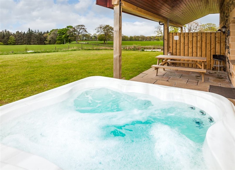 One Eden Cottage, Linlithgow has a hot tub