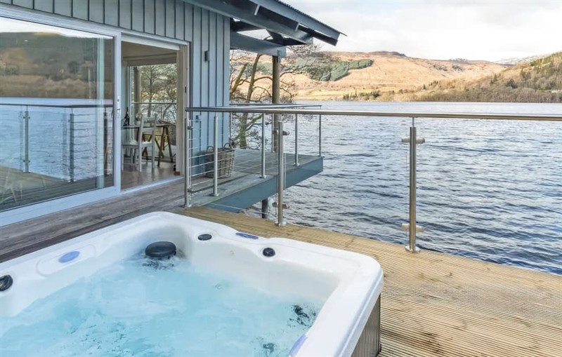 Osprey Boathouse, Acharn sleeps 2 people